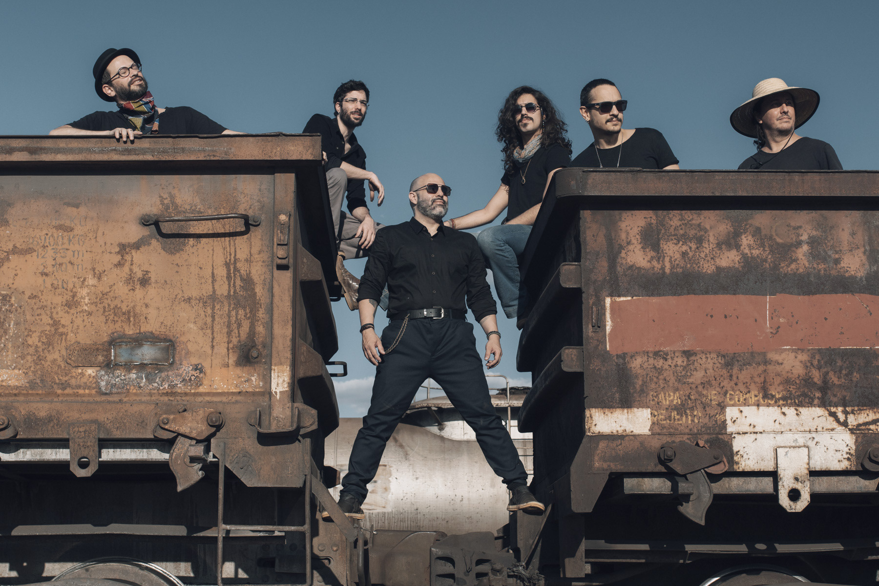 Integrantes da Banda Judas posados em frente a muro