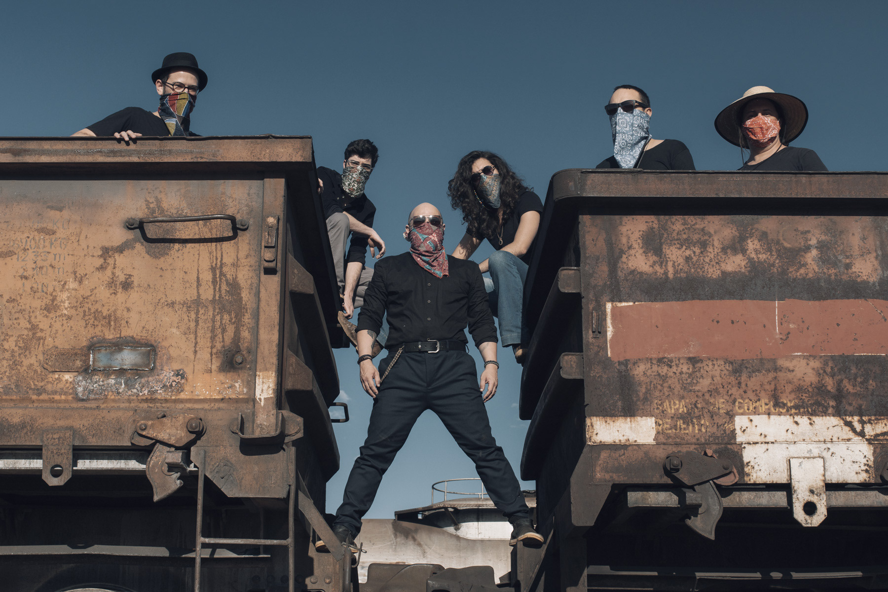 Retrato de grupo da Banda Judas em pose de ensaio