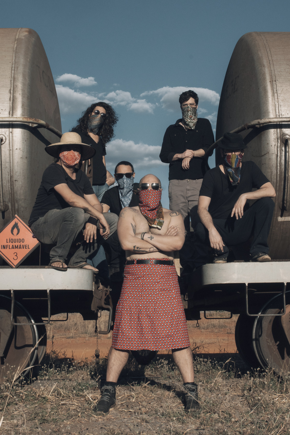 Membros da Banda Judas reunidos para retrato de ensaio
