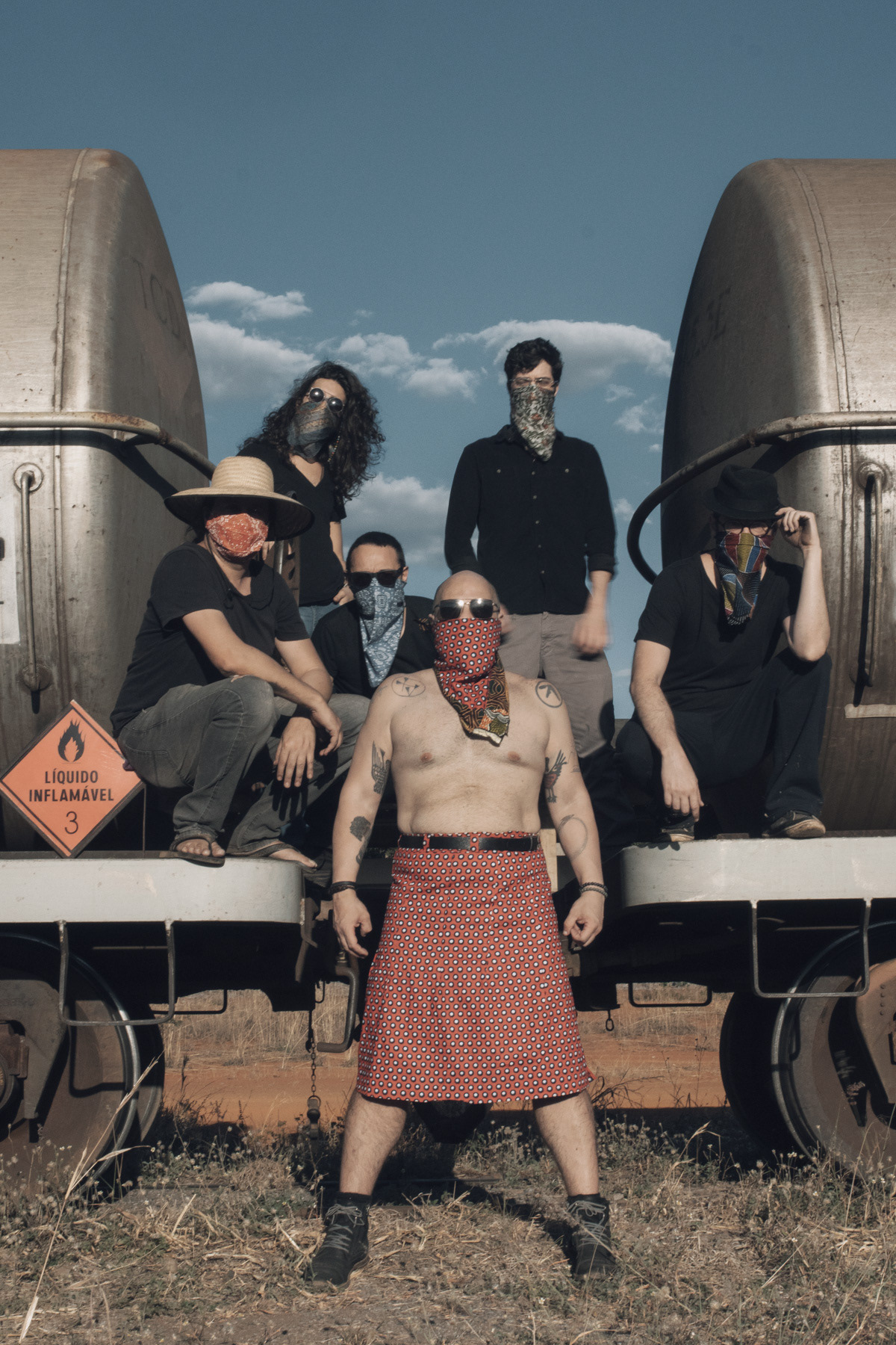 Banda Judas posada junto a estrutura de contêiner
