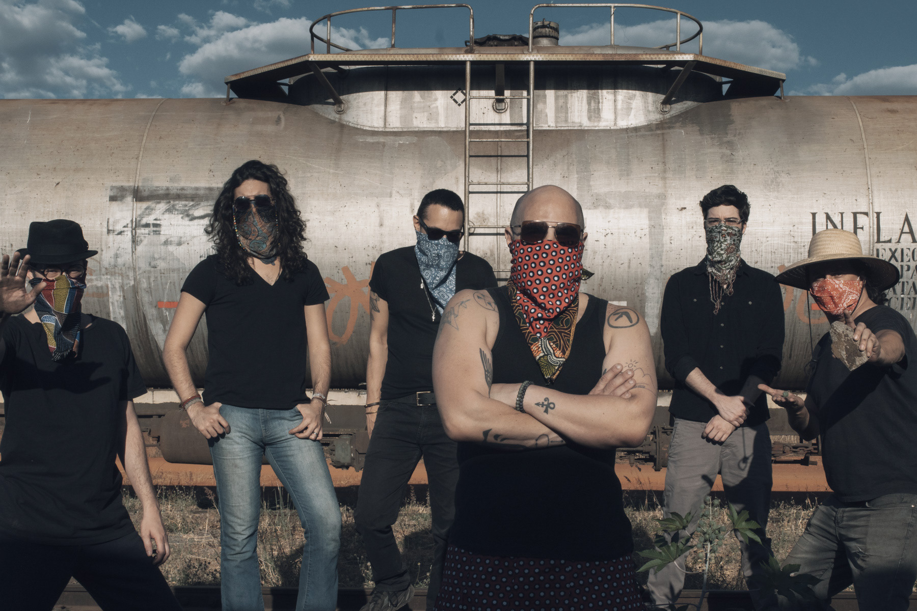 Integrantes da Banda Judas em pose de grupo, luz natural