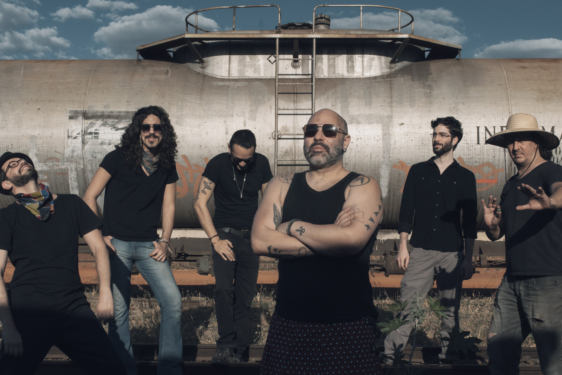 Banda Judas em retrato de grupo completo, ensaio fotográfico