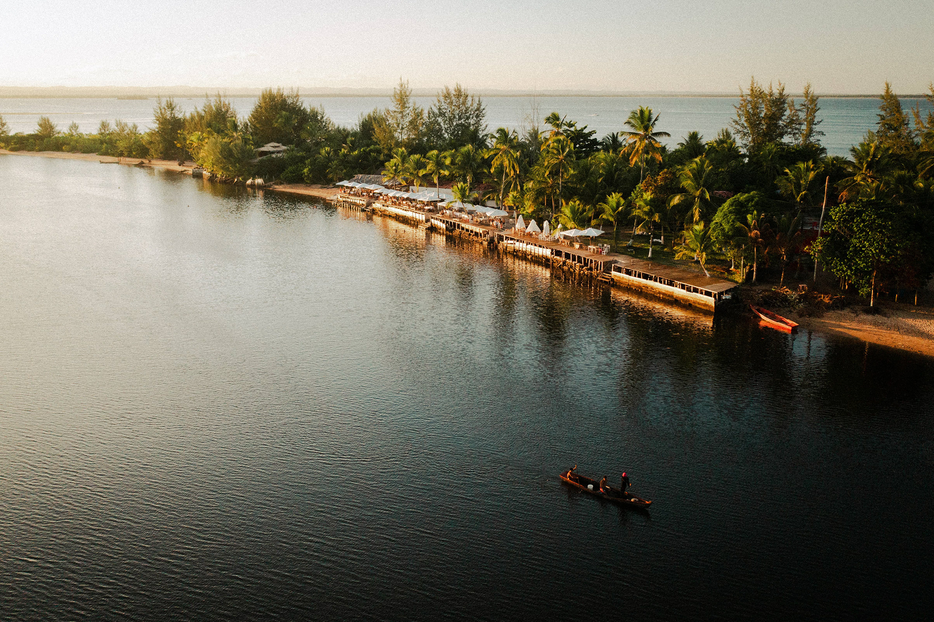 Vista aérea de lagoa e faixa de areia, Barra Grande