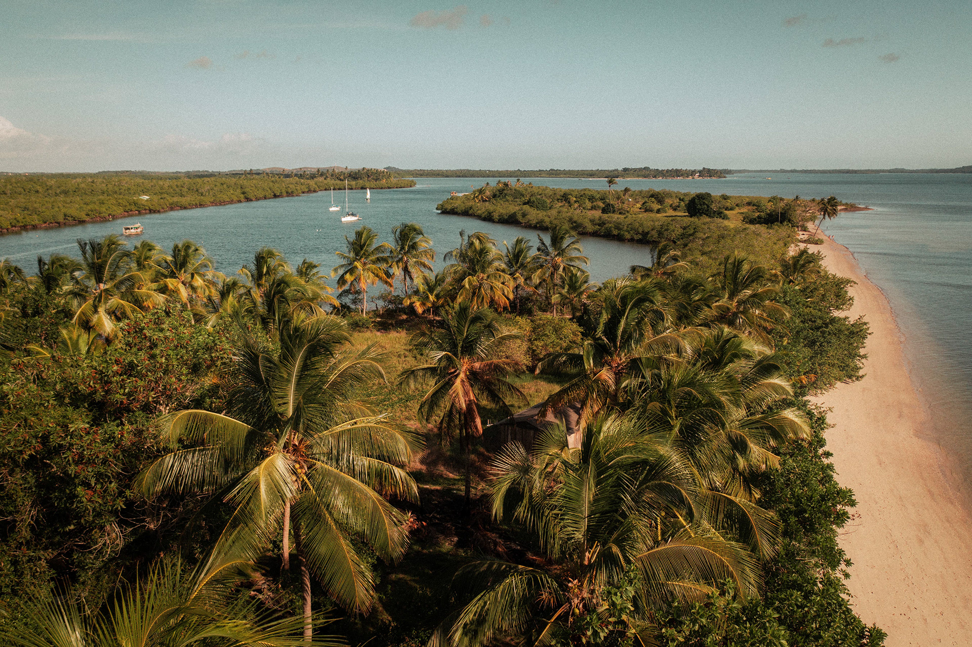 Vista aérea de banco de areia entre o mar, Barra Grande