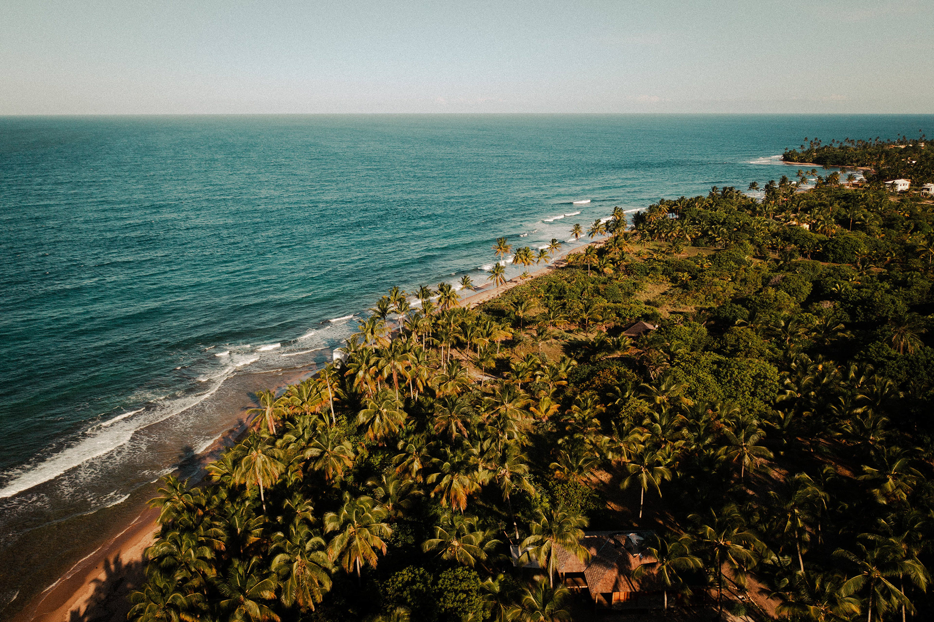 Vista aérea do litoral com ondas quebrando, Barra Grande