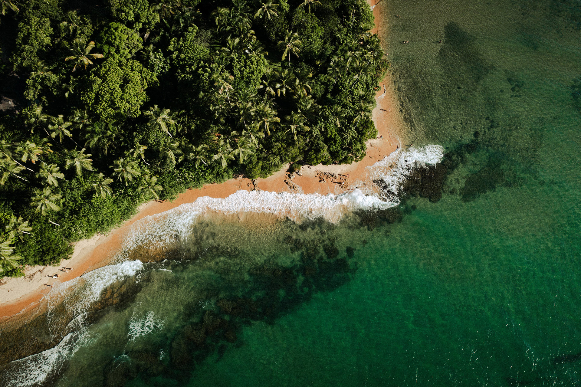 Vista aérea de ondas quebrando na costa, Barra Grande