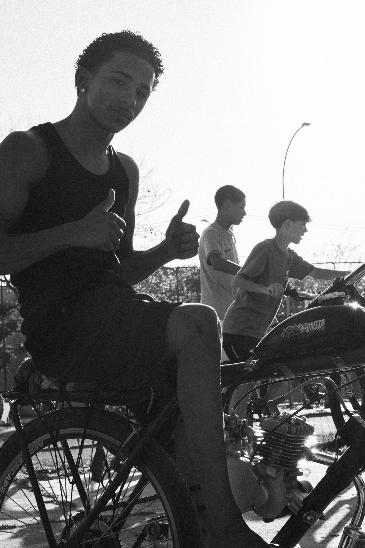 Duas pessoas conversando ao lado de bicicletas, foto preto e branco