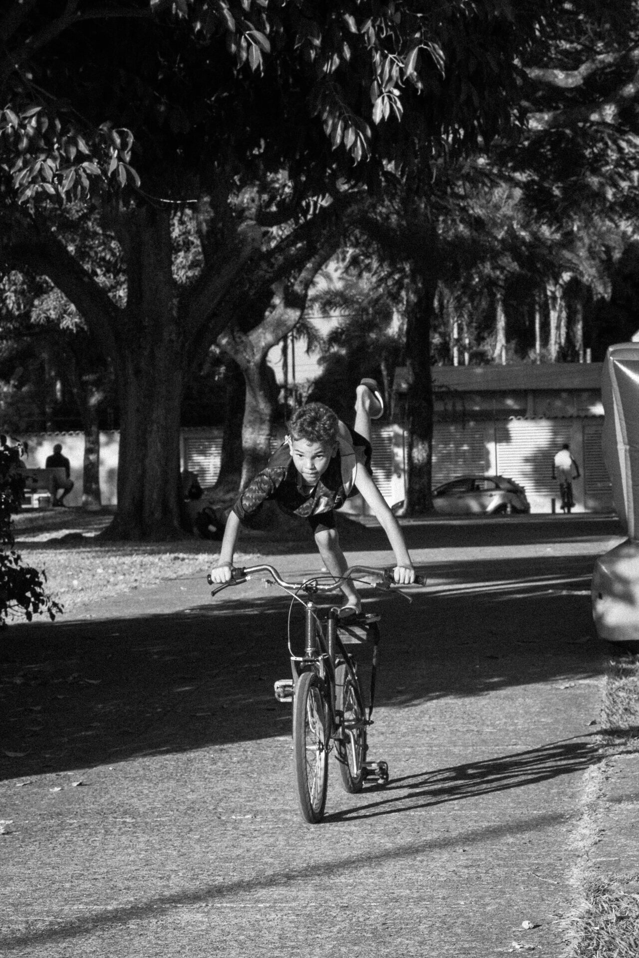 Ciclista caminhando com a bicicleta, foto preto e branco