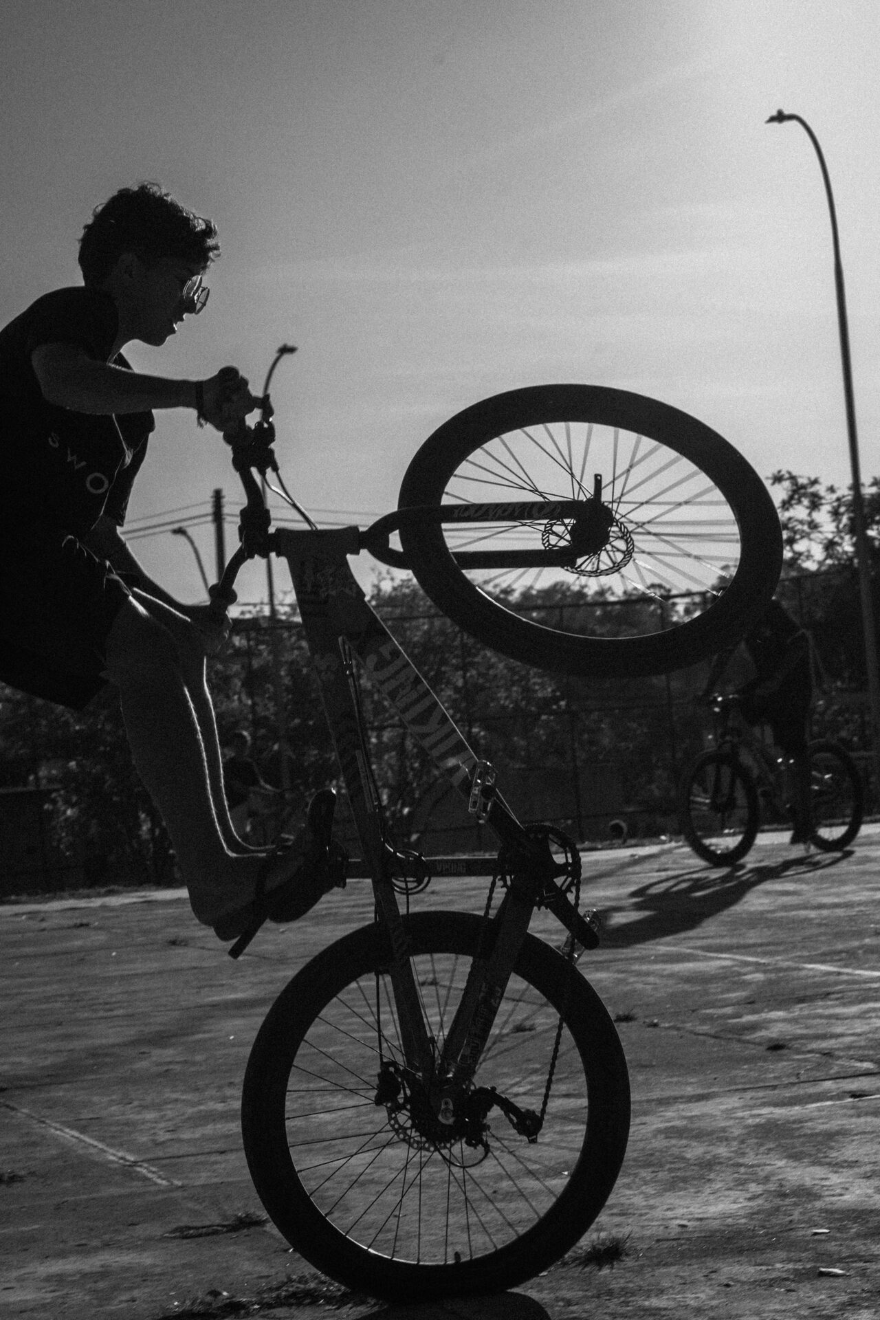 Detalhe de roda de bicicleta em close, preto e branco