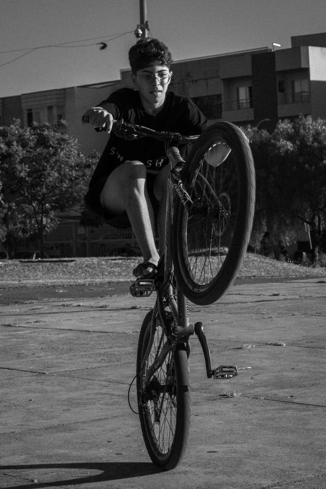 Detalhe de bicicleta em foto preto e branco
