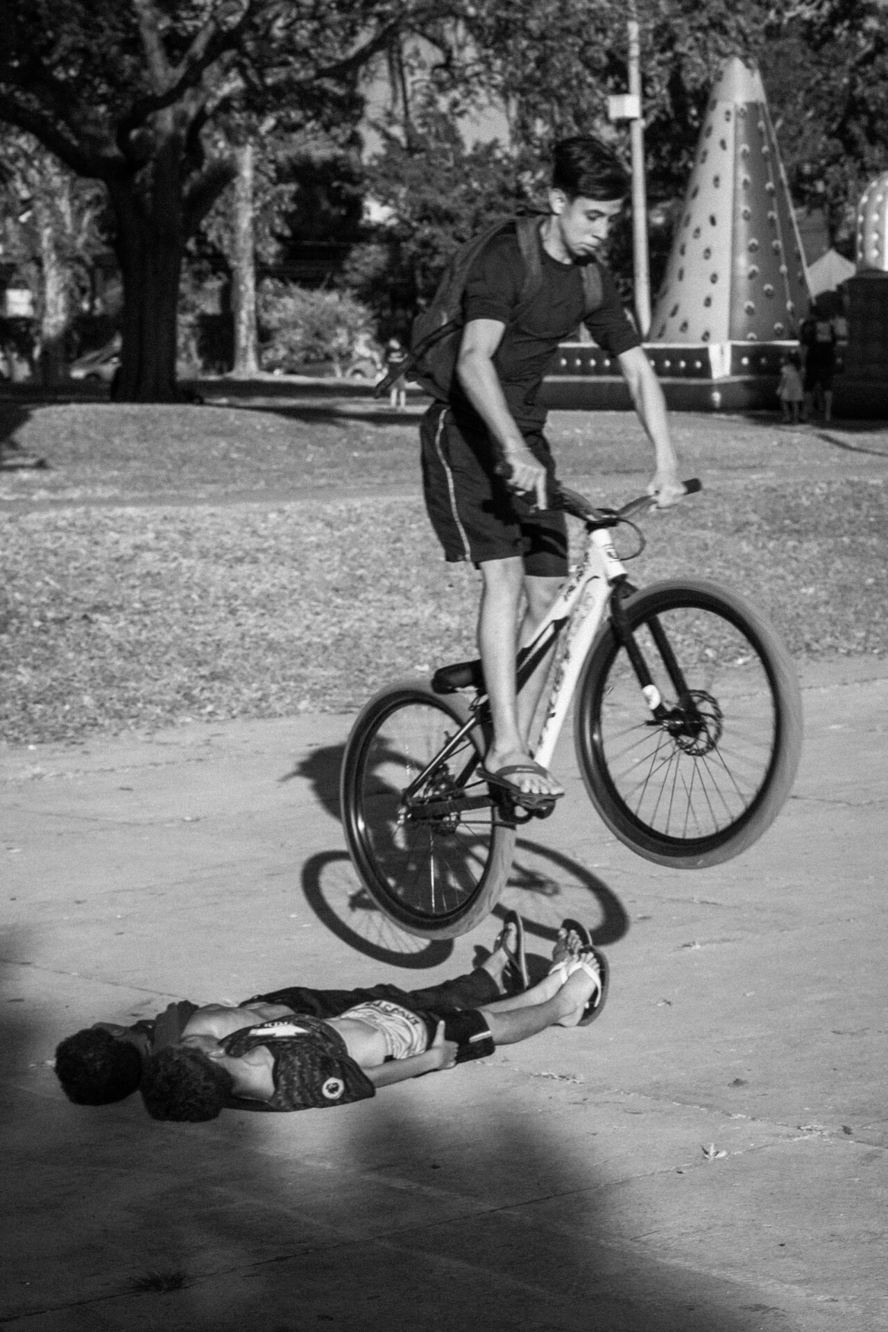 Ciclista pedalando em foto preto e branco
