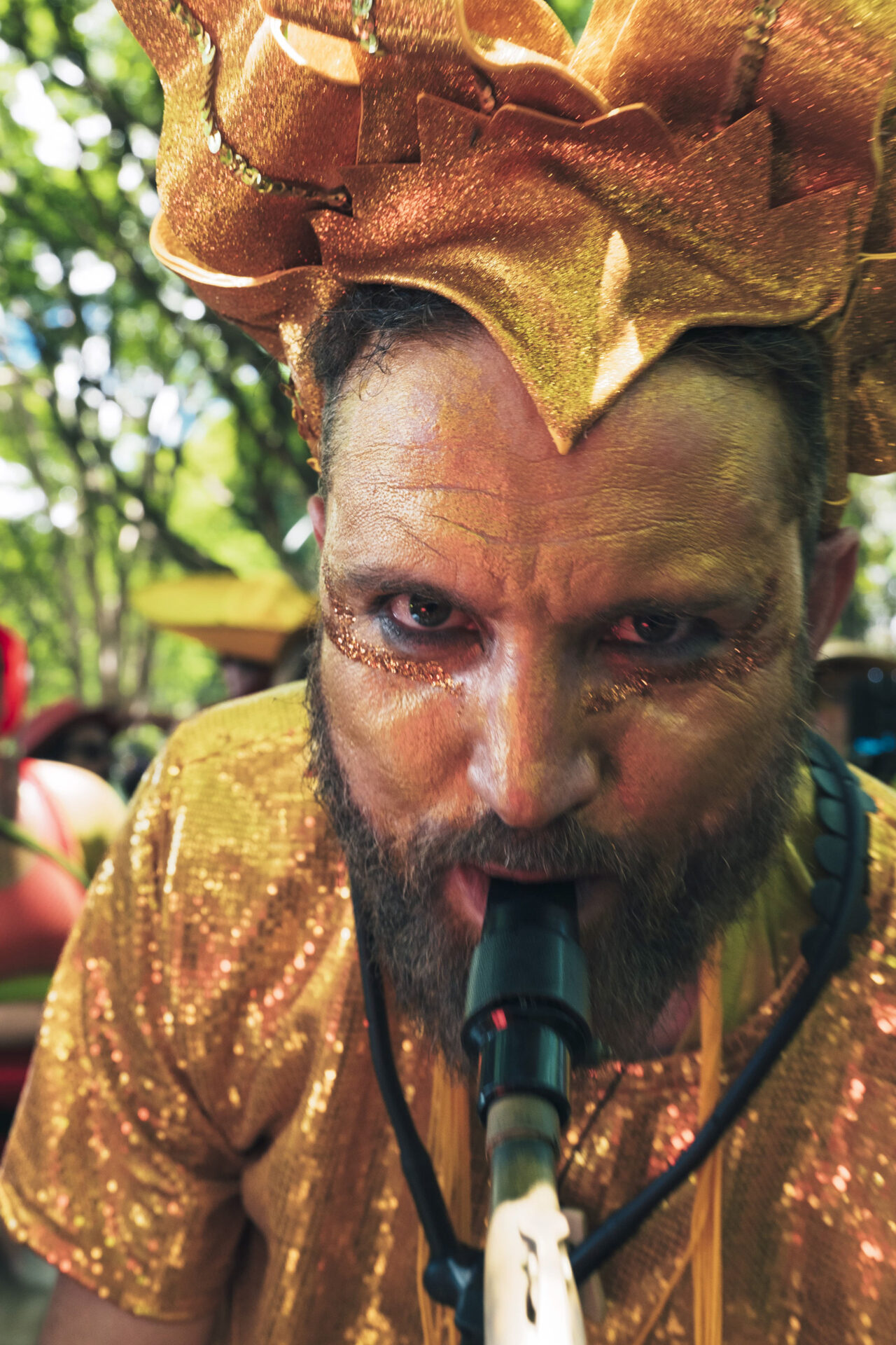 Retrato de máscara de carnaval com pintura facial amarela