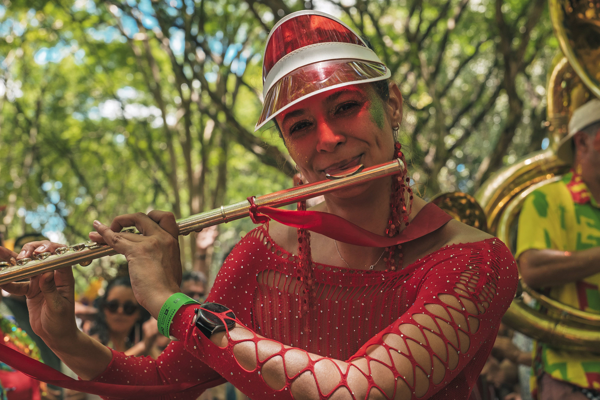 Máscara de carnaval com detalhes vermelhos em close