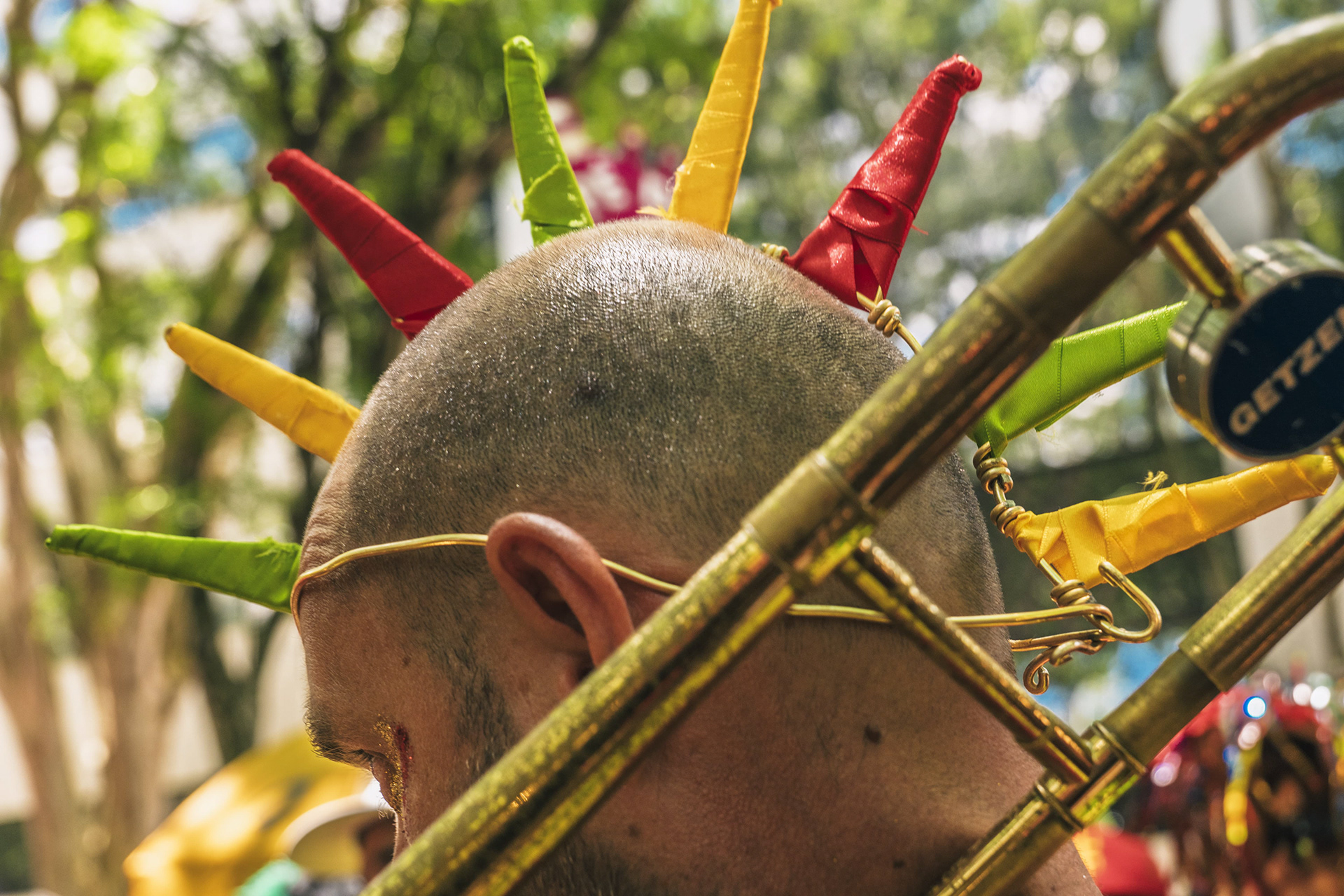 Máscara de carnaval dourada em formato arredondado