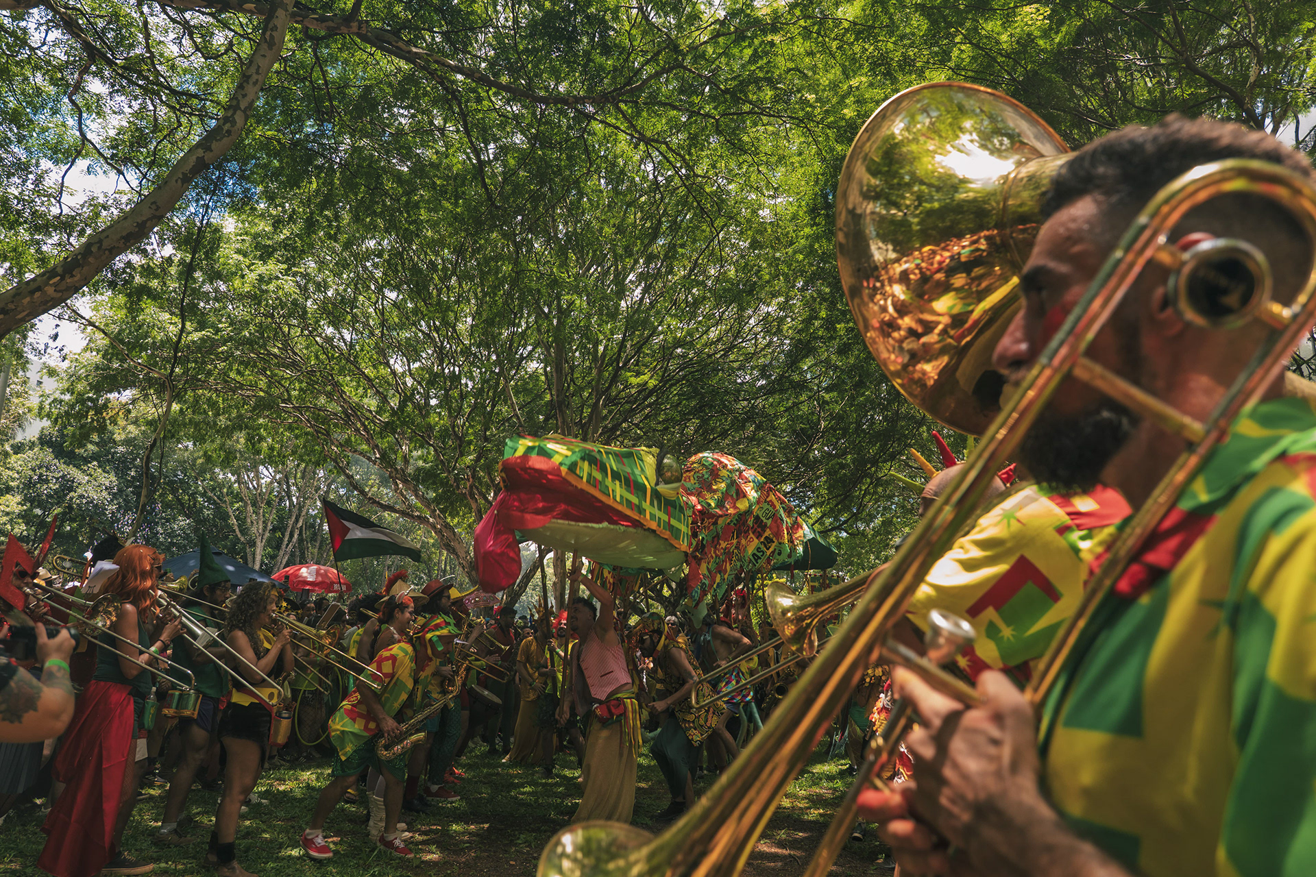 Máscara de carnaval colorida com detalhes vermelhos e verdes