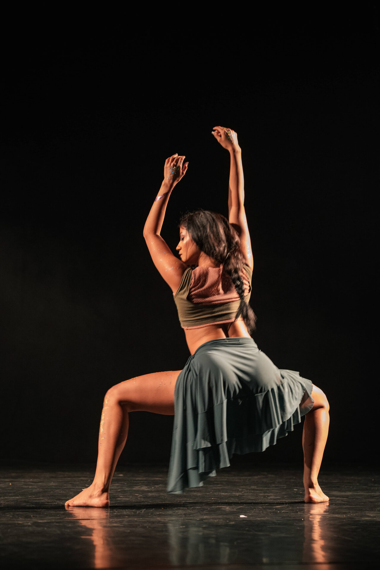 Bailarino sob luz vermelha em cena de espetáculo de dança