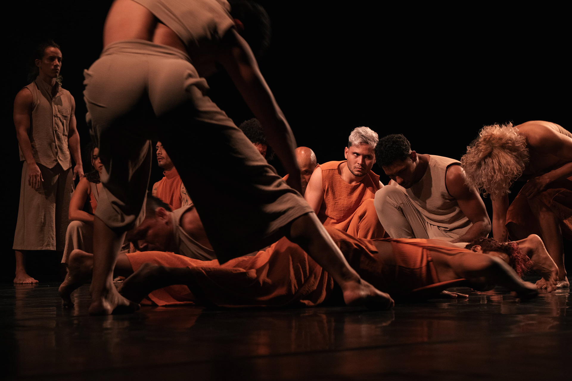 Retrato de bailarina sob luz vermelha em cena de espetáculo