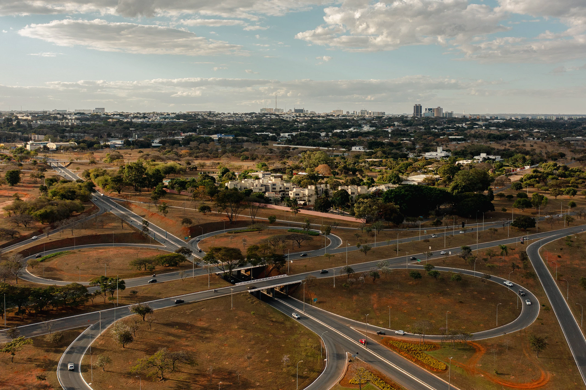 Vista aérea de vegetação densa às margens do lago, Brasília
