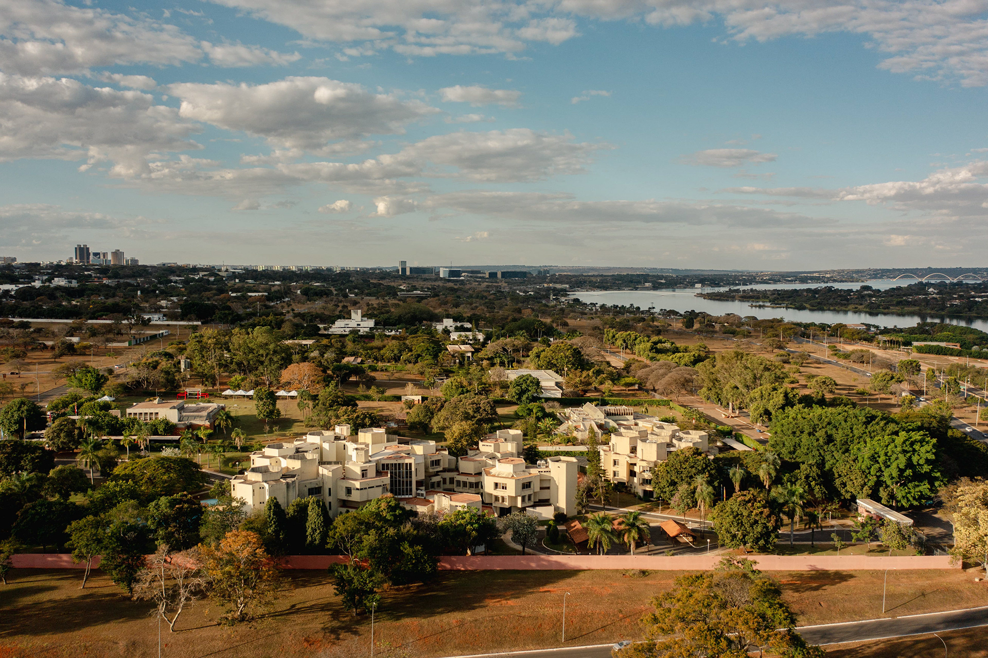 Vista aérea da mata ciliar às margens do Lago Paranoá