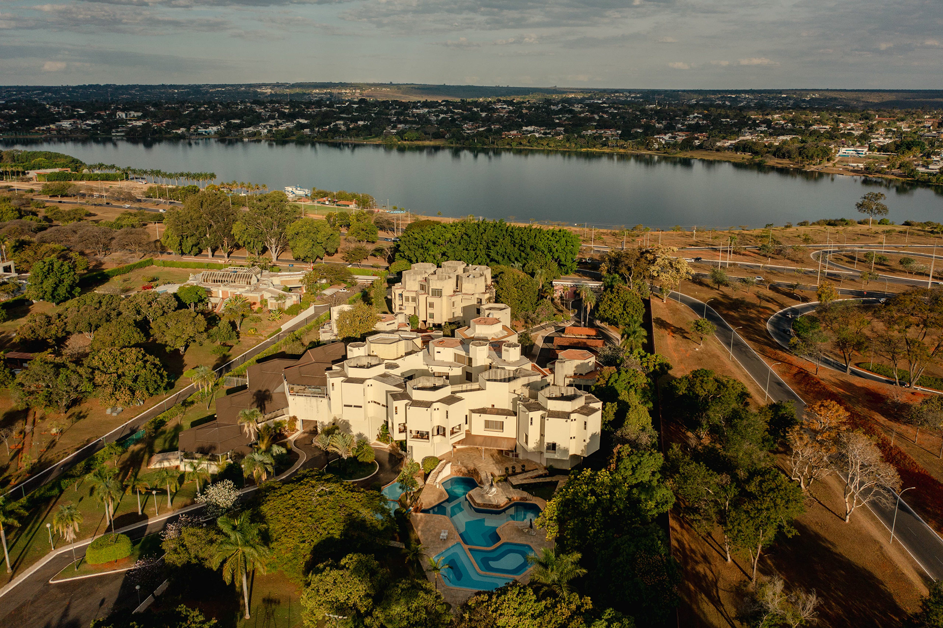 Vista aérea panorâmica da orla e da cidade de Brasília