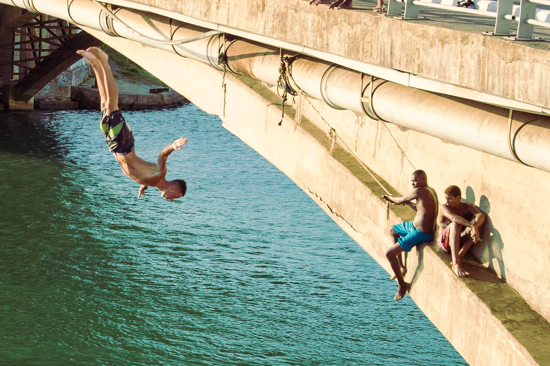 Pessoa saltando de ponte em direção à água, Espírito Santo