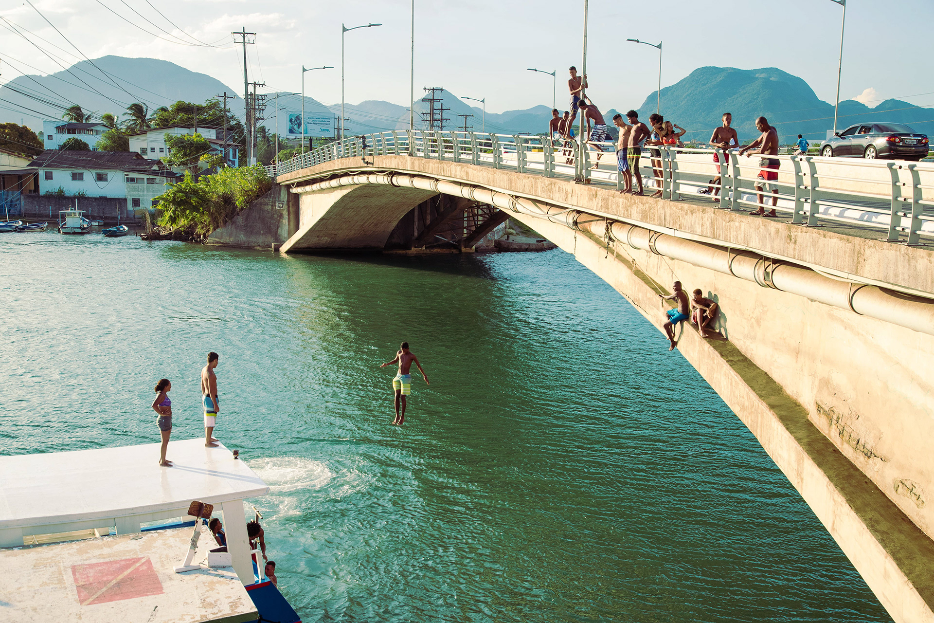 Pessoas pulando de uma ponte sobre o rio, Espírito Santo