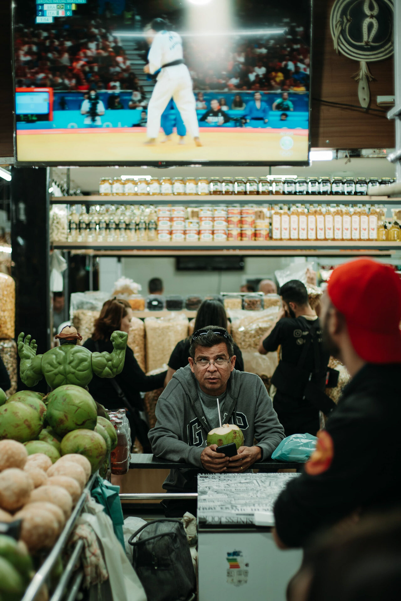Mãos segurando saco de produtos na feira