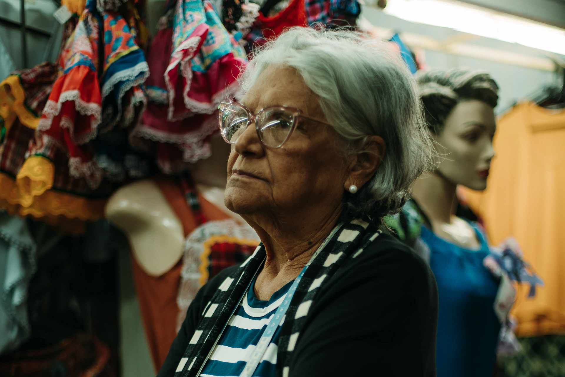 Retrato de mulher idosa em barraca da feira