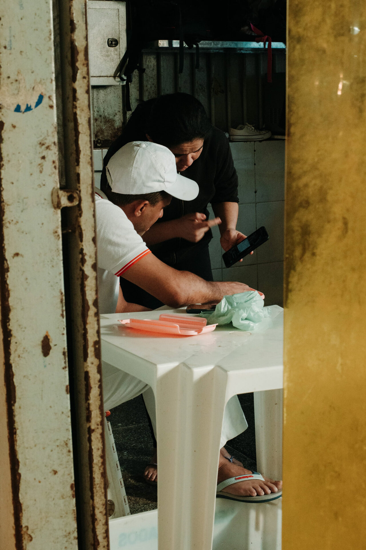 Barraca de frutas e produtos frescos na feira