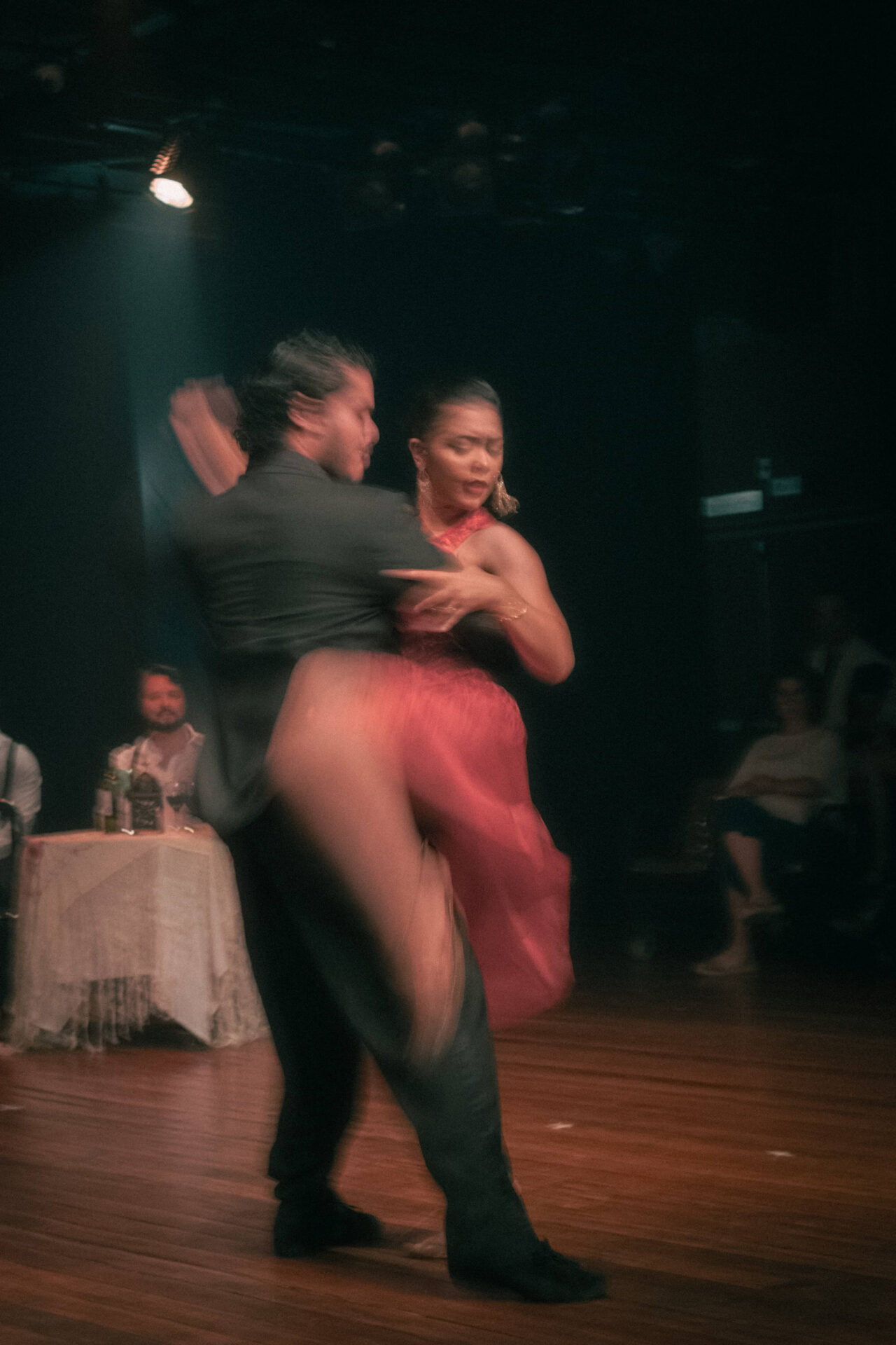 Casal de bailarinos em pose de dança flamenca