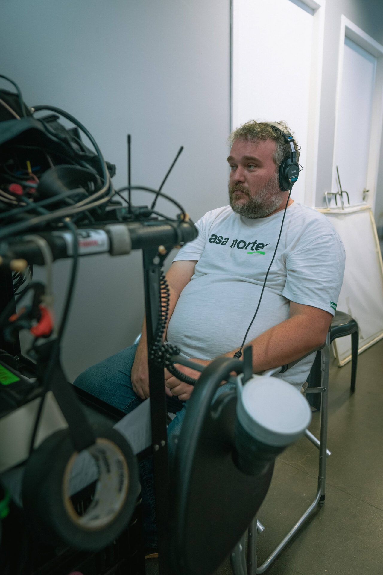 Bastidor de gravação com equipe técnica trabalhando, making of Joãozinho