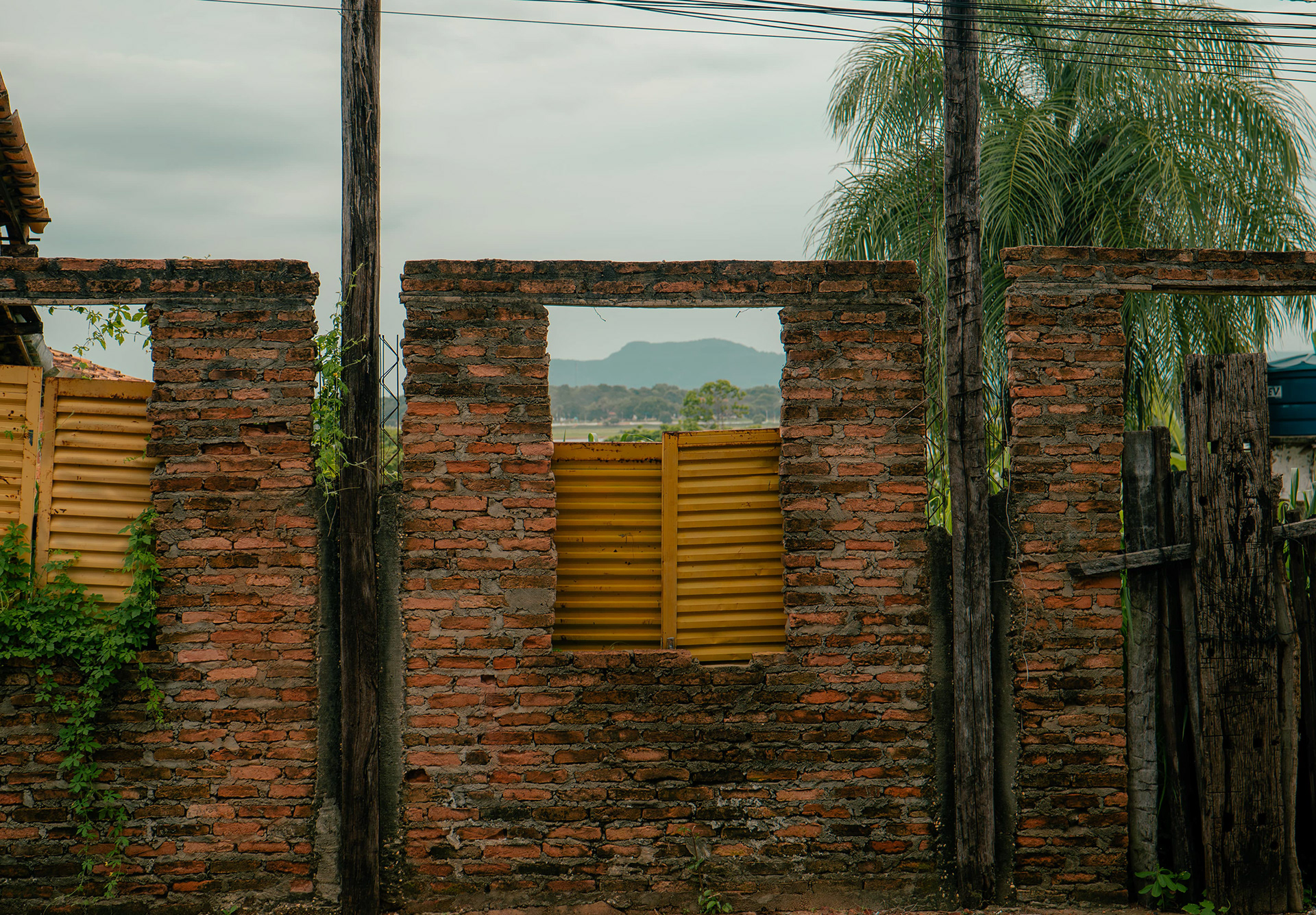 Parede de alvenaria com abertura em arco, arquitetura colonial maranhense