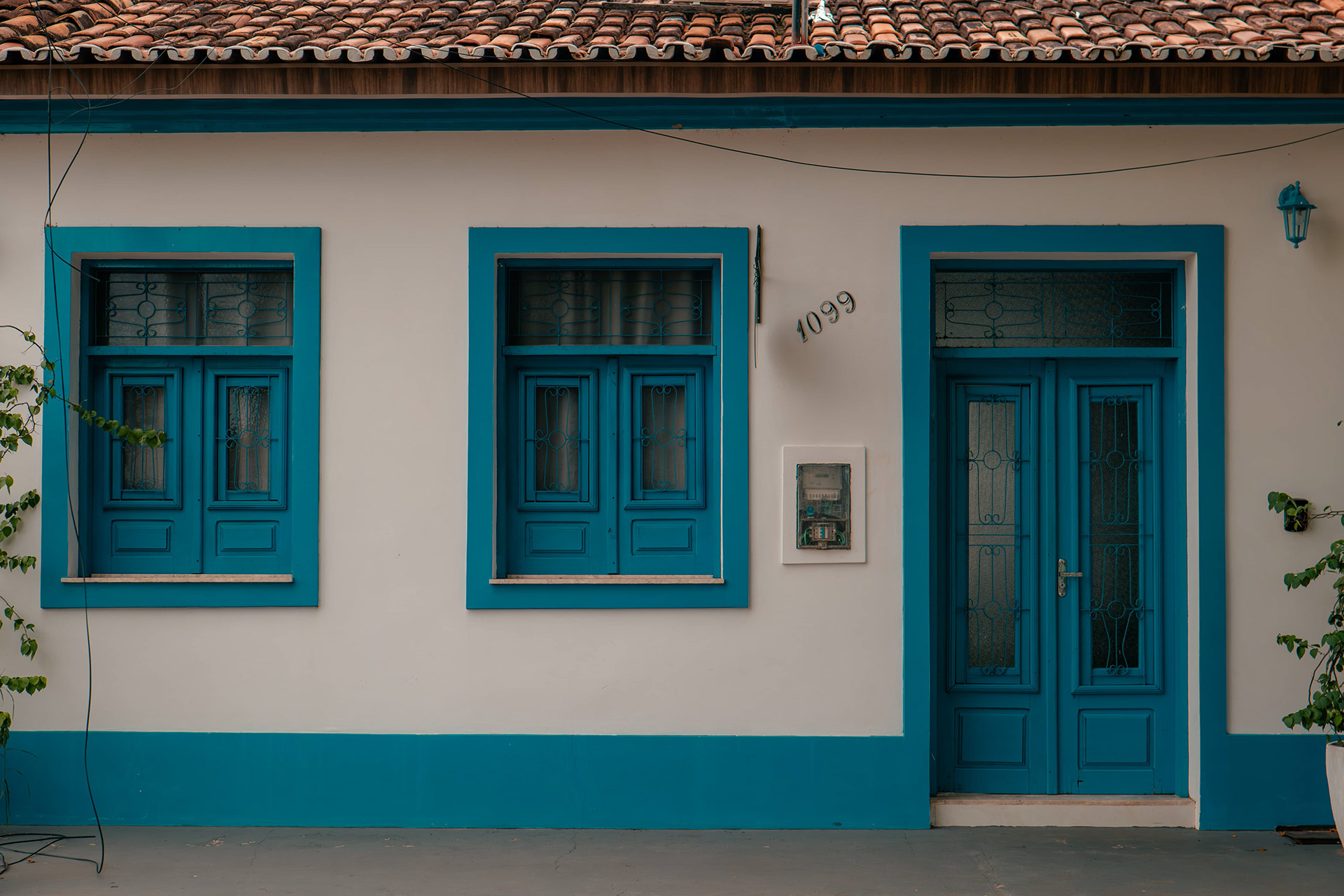 Fachada de casa colonial com janelas azuis, Maranhão