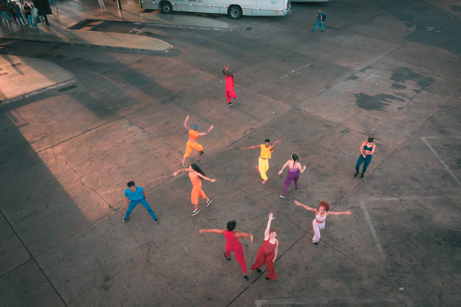Pessoas reunidas assistindo apresentação de dança urbana, vista de cima