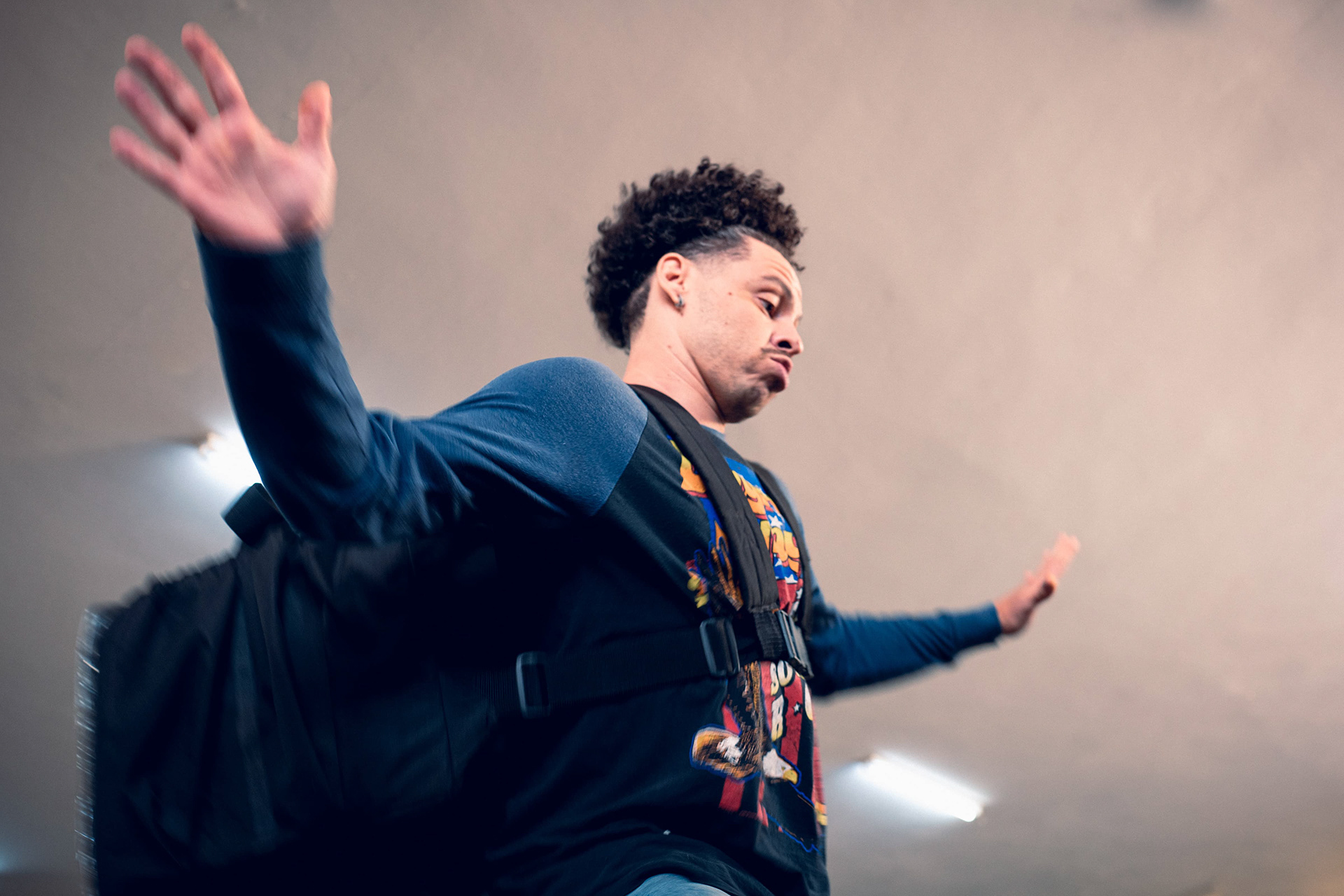 Dançarino em salto durante apresentação de dança urbana