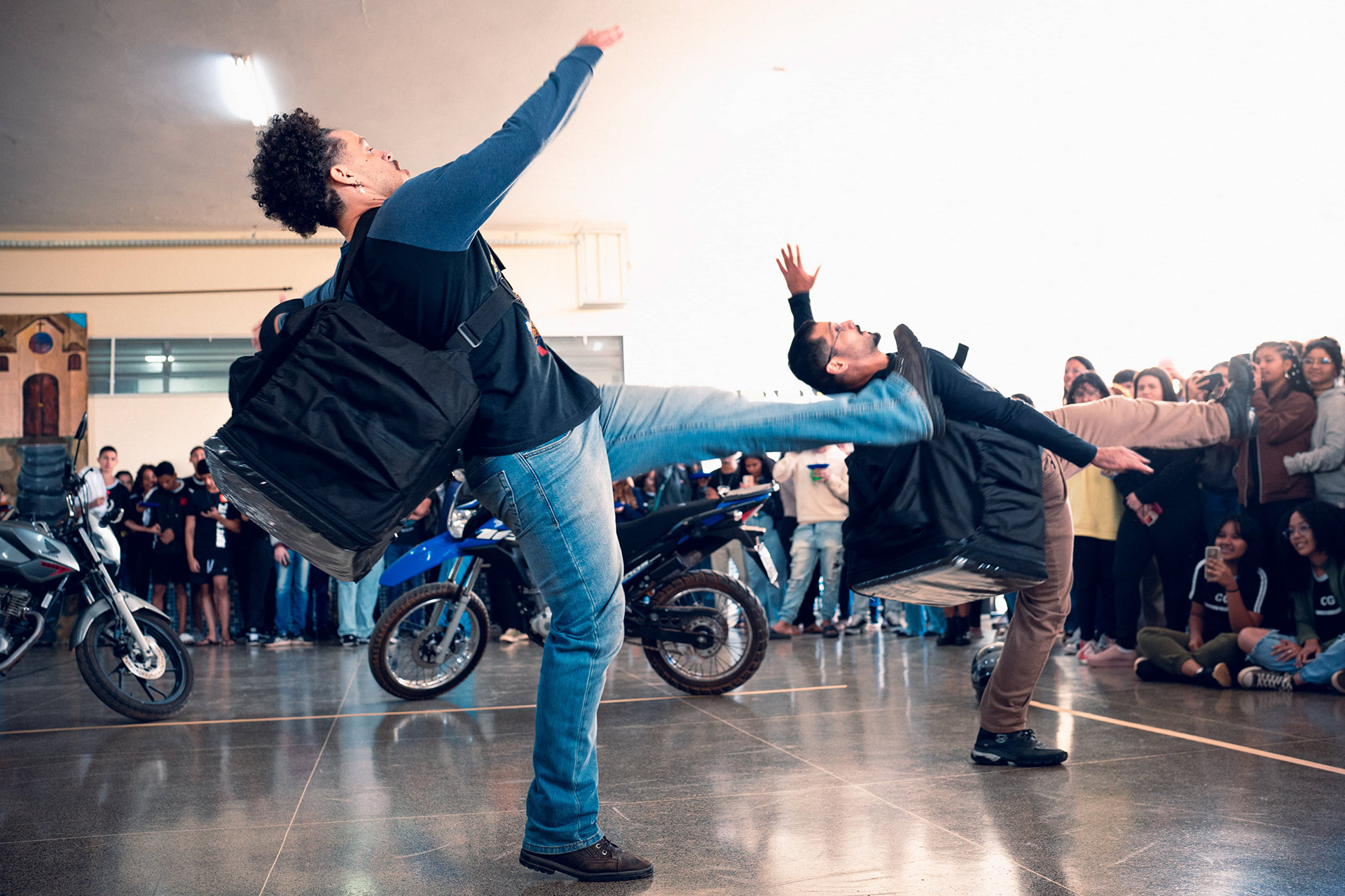 Dançarino em manobra sobre bicicleta durante festival de dança urbana