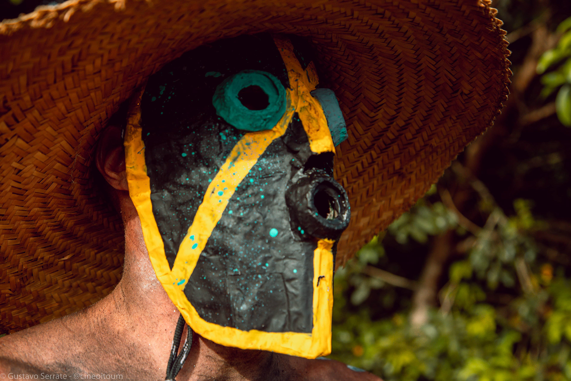 Máscara de carnaval com penas e detalhes coloridos, Barra do Jucu