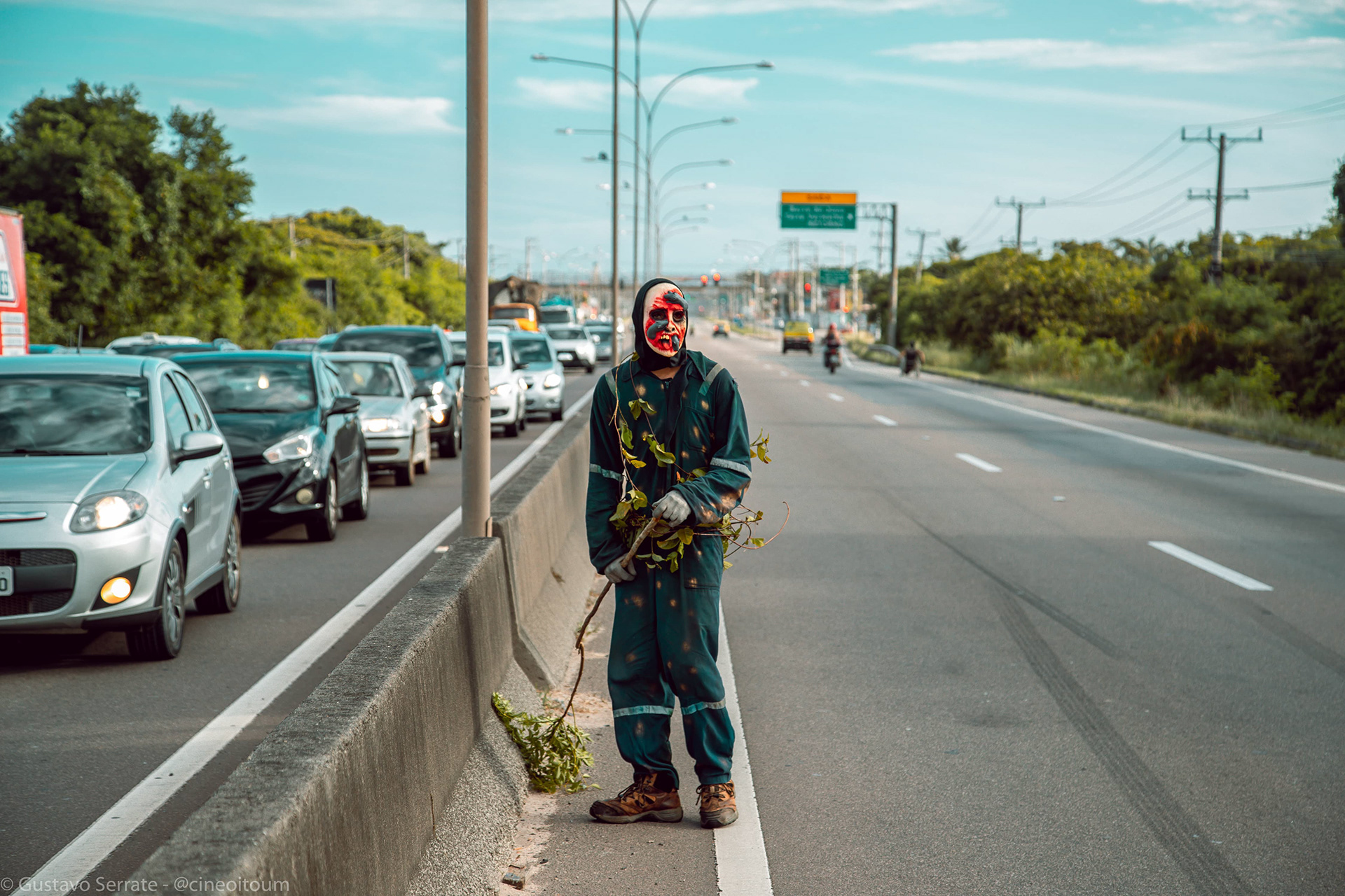 Retrato de máscara peluda em tons escuros, ritual de carnaval