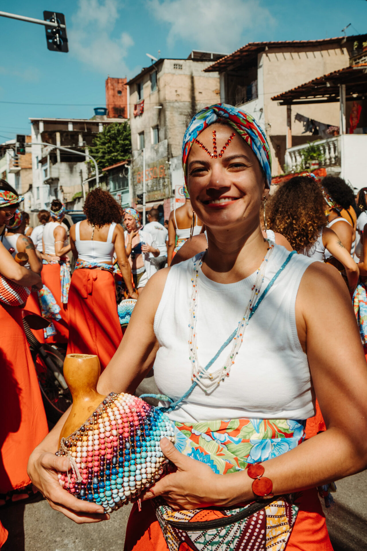 Multidão com mãos erguidas em celebração colorida na Bahia