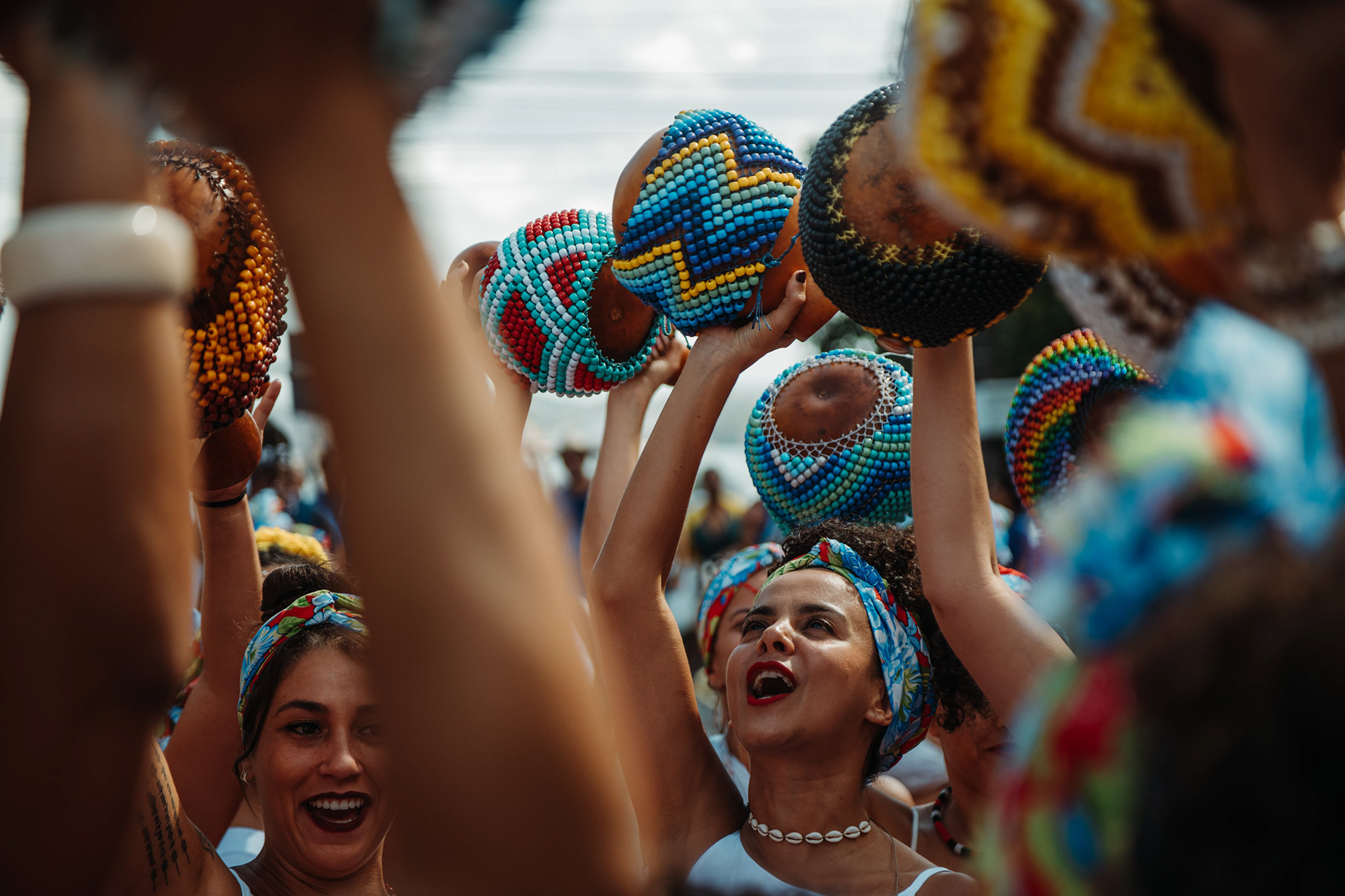 Grupo de pessoas com turbantes coloridos em festa popular