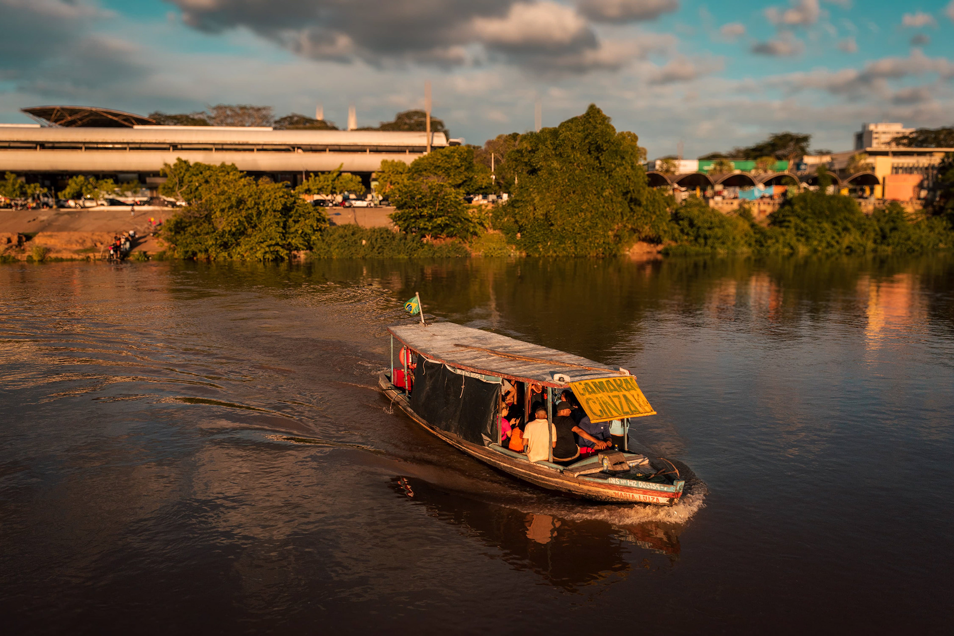 Barco de pesca atracado à beira de um rio piauiense