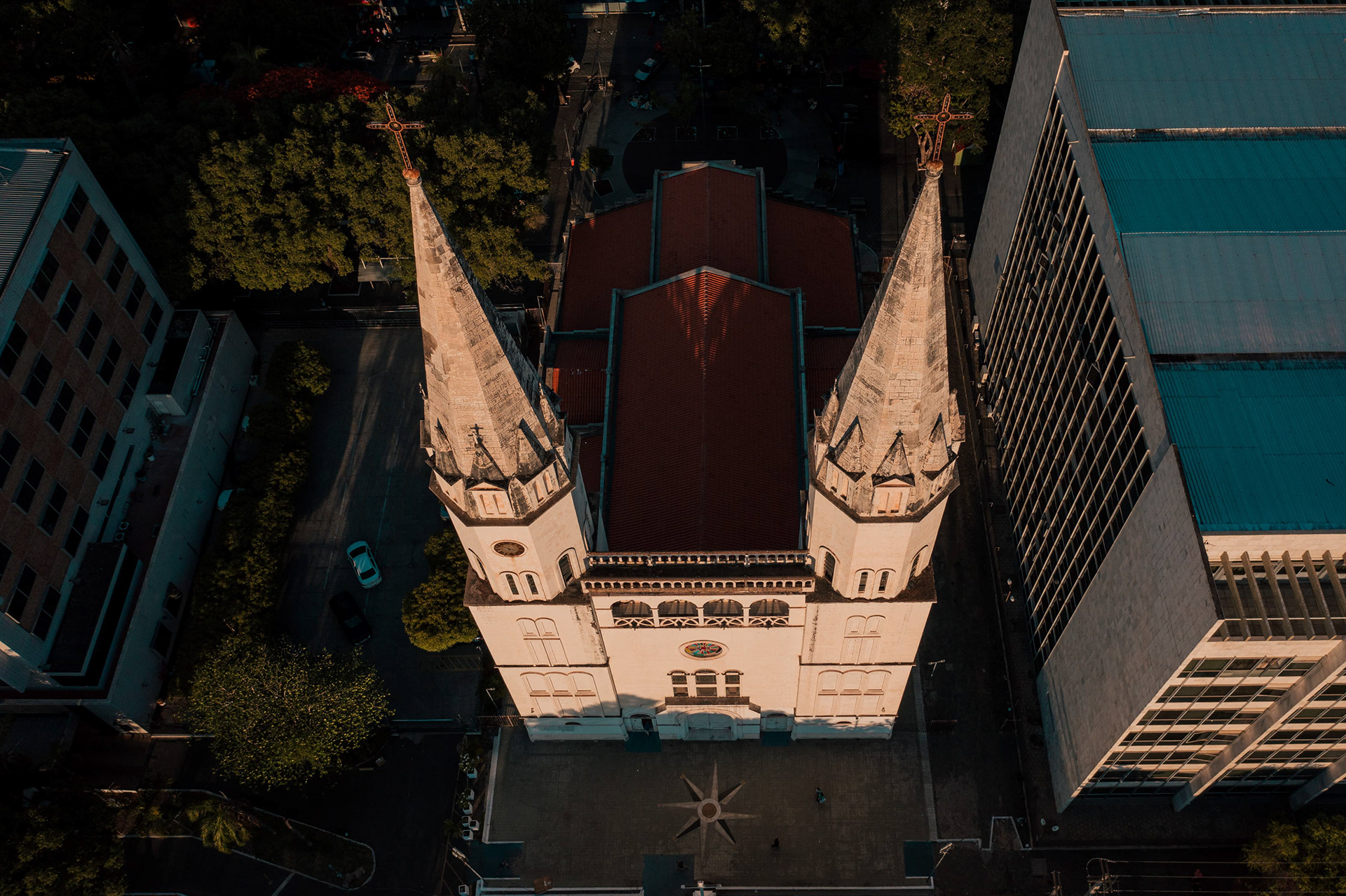 Vista aérea do centro de Teresina com monumento em destaque