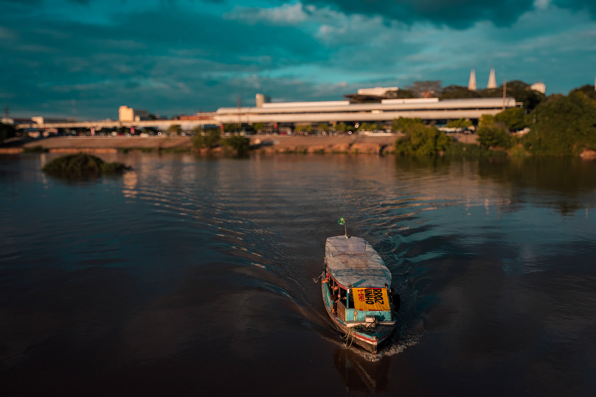 Vista aérea de rio e ponte ao entardecer, Piauí
