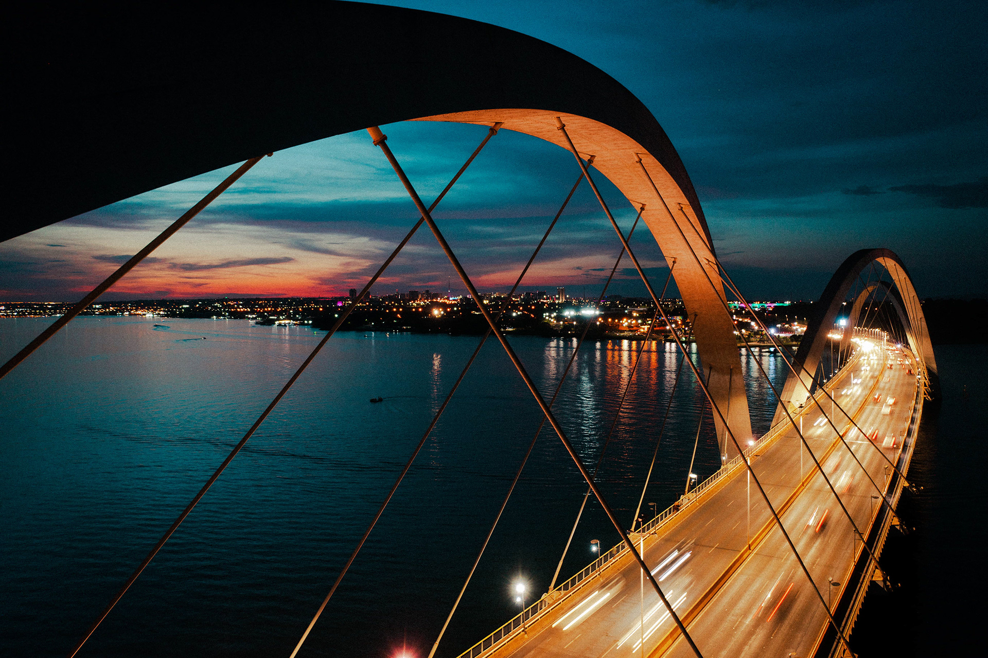 Vista da Ponte JK ao entardecer sobre o Lago Paranoá