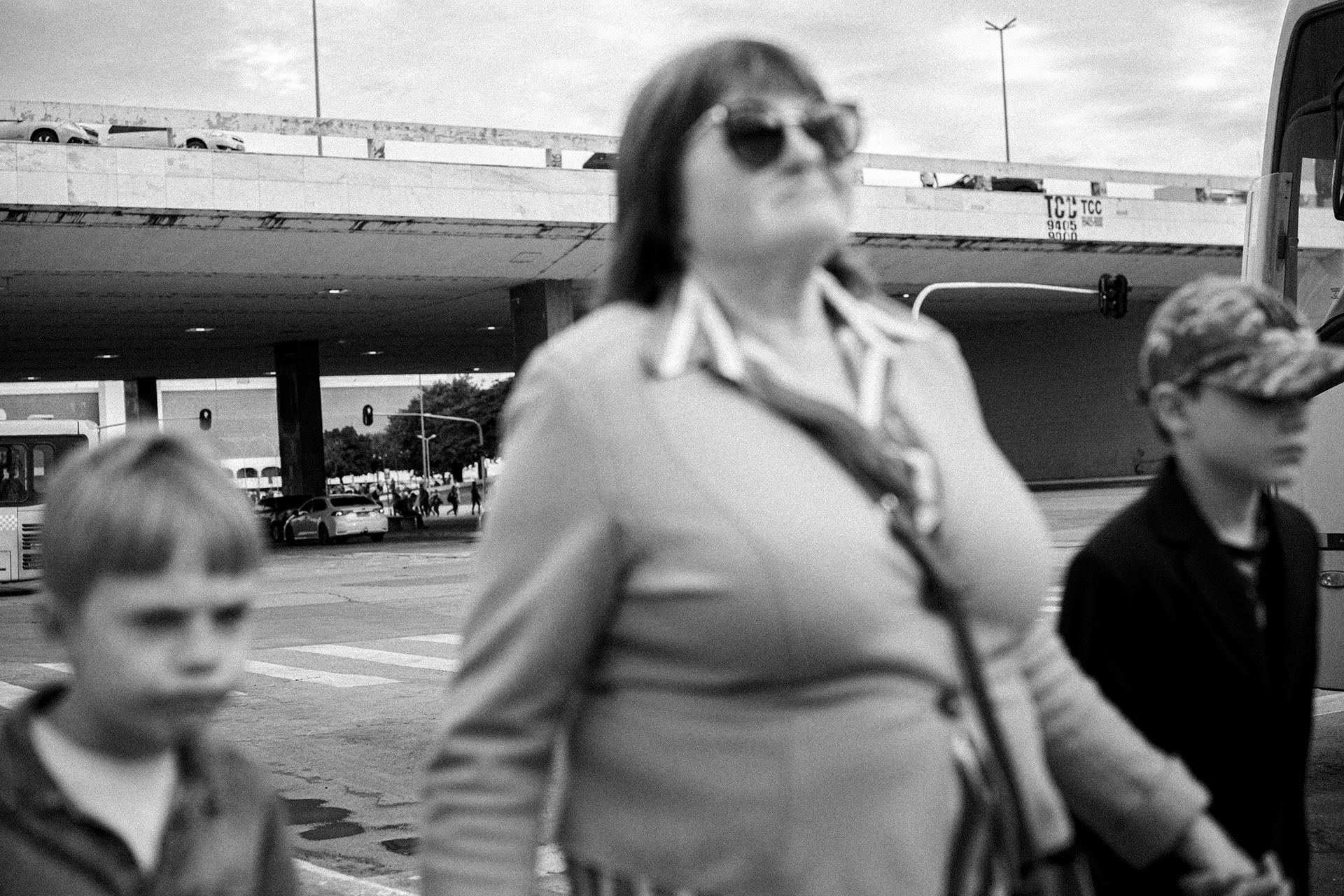 Mulher de óculos escuros em silhueta, foto preto e branco