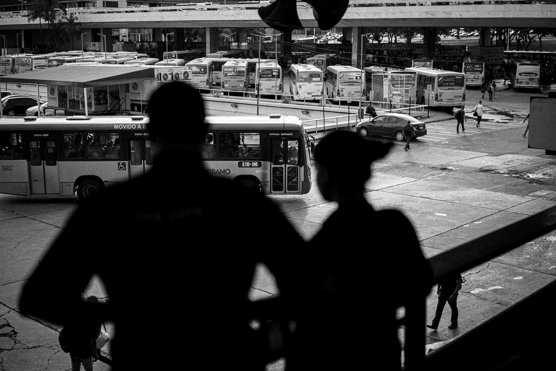Pessoa empurrando carrinho em silhueta, ensaio urbano preto e branco