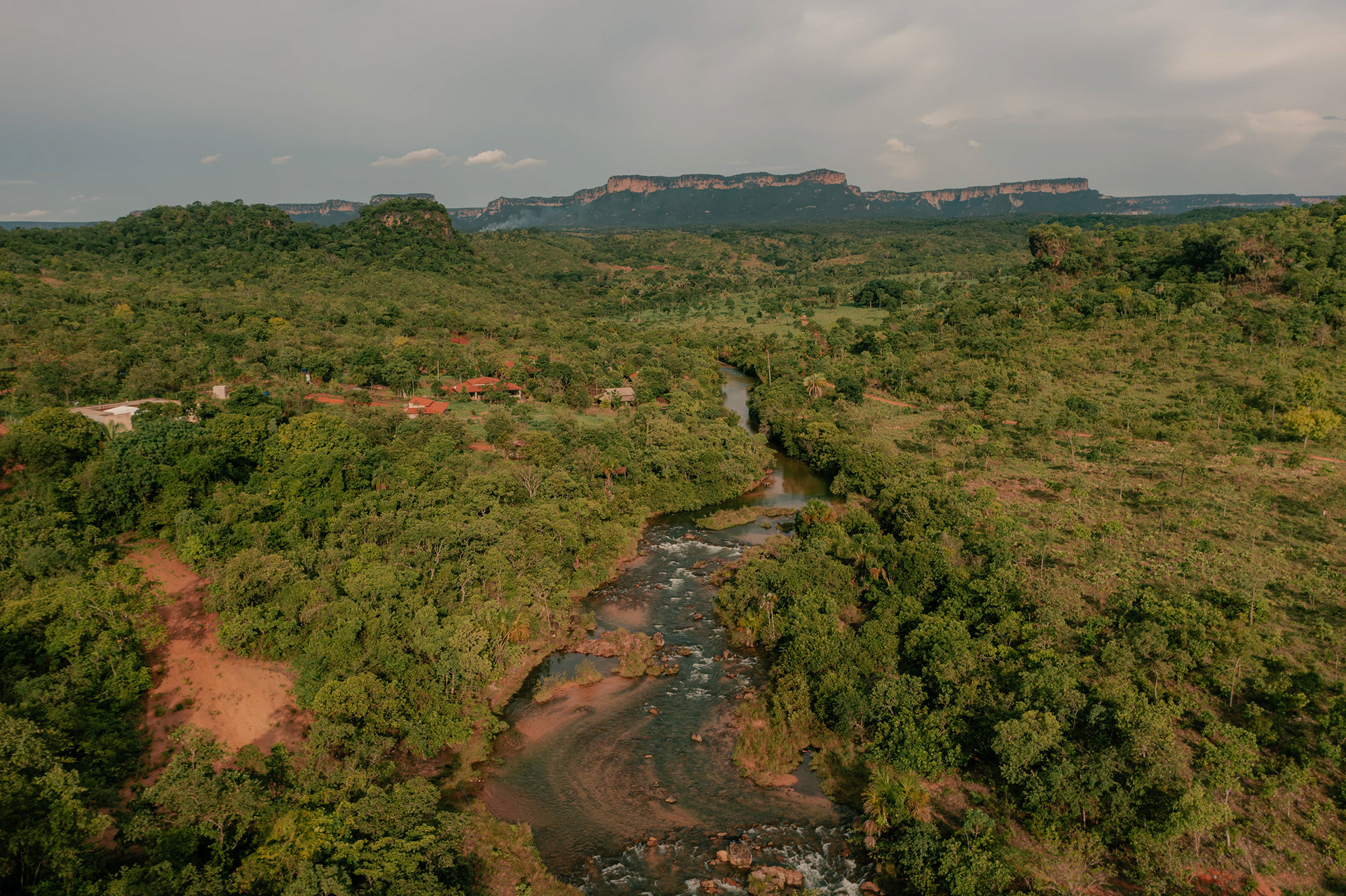 Vista aérea de vale verde entre formações rochosas, Tocantins