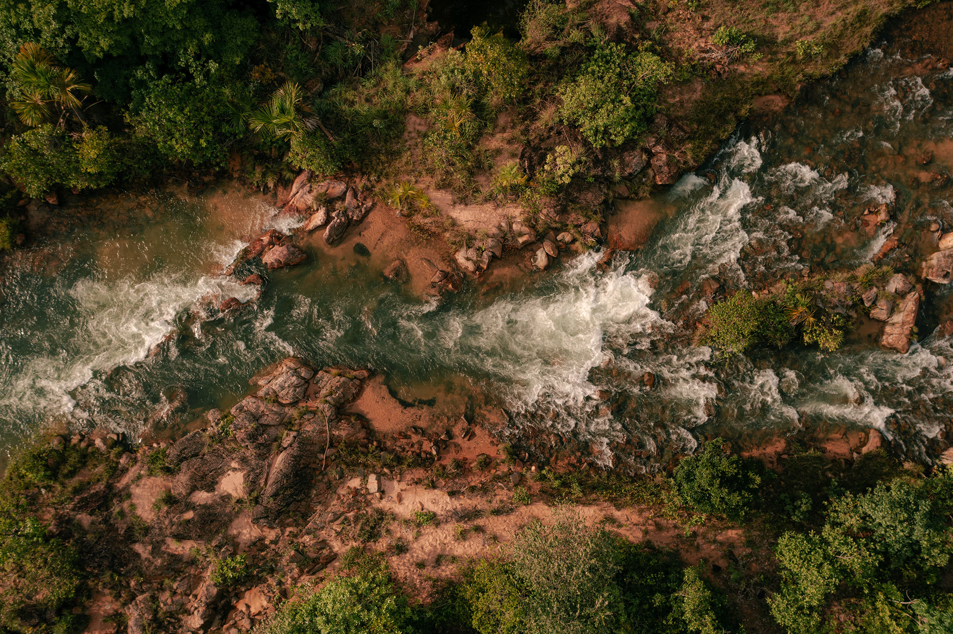 Vista aérea de terreno avermelhado e vegetação, Tocantins