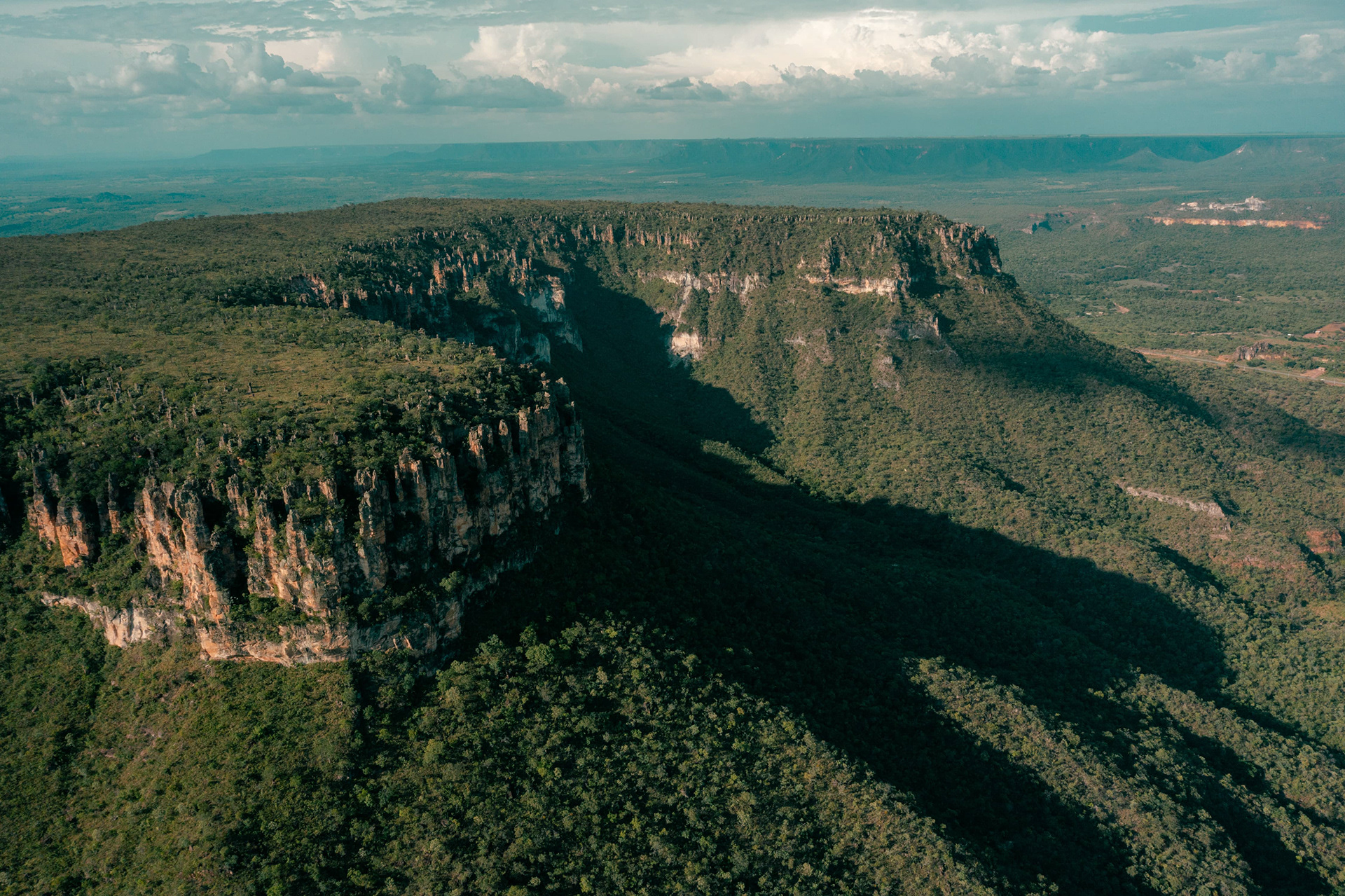 Vista aérea de cânion com vegetação ao redor, Tocantins