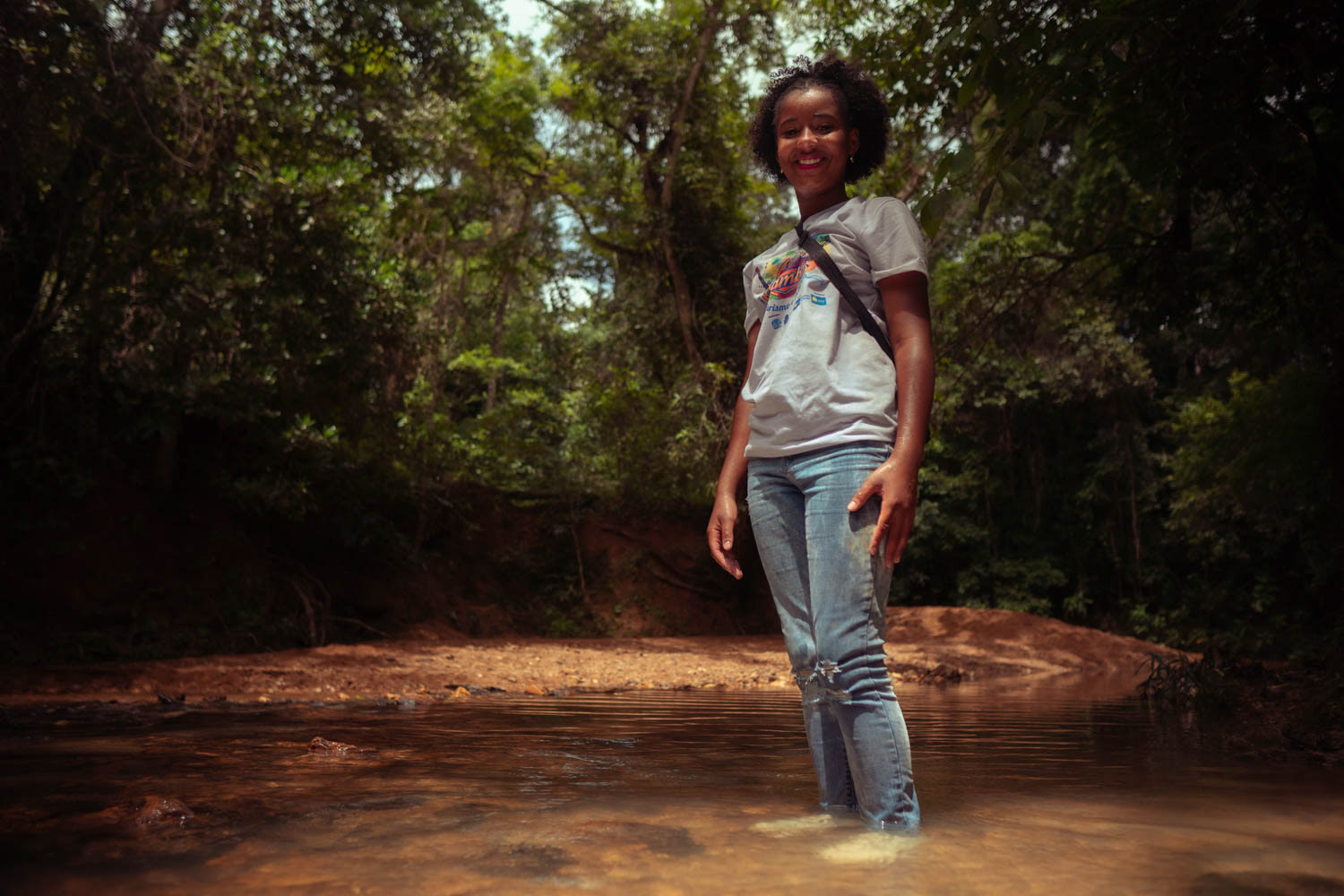Grupo caminhando por estrada de terra, projeto Viajando no Samba